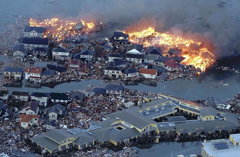 Охваченные огнем дома после наводнения в реке Натори. (AP Photo/Yasushi Kanno, The Yomiuri Shimbun)