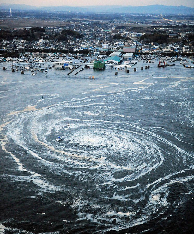 Лодки уносит цунами после землетрясения в Асахикаве. (REUTERS/YOMIURI)