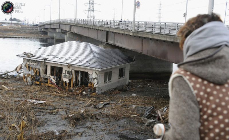 Сендай, 12 марта 2011 года. Здание, смытое волной цунами под мост.