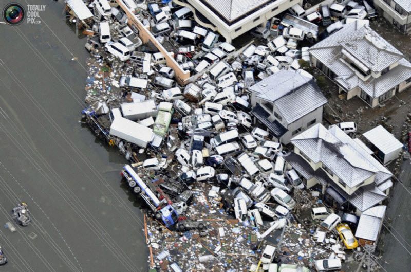 Смытые цунами машины, Сендай, 12 марта 2011 года. 