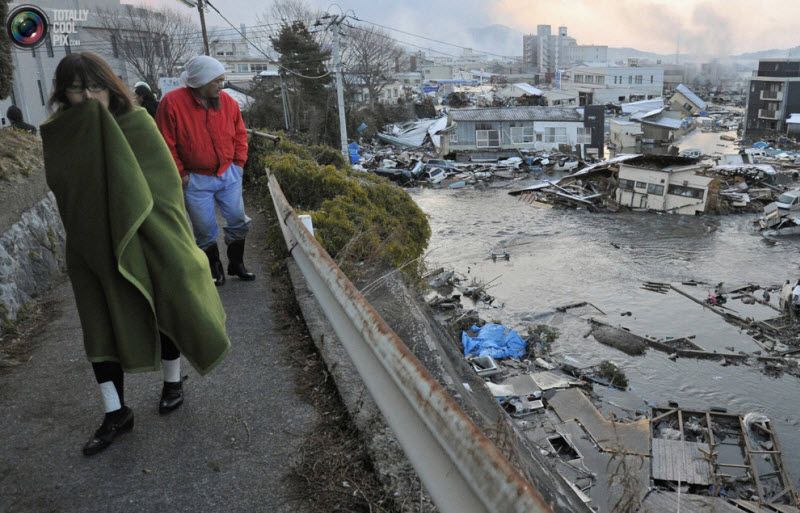 Разрушенные цунами дома в Кесен Нума, префектура Мияги, 12 марта 
2011 года. Самое мощное землетрясения за всю историю произошло на 
северо-восточном побережье Японии в пятницу, вызвав появлении 
десятиметровой волны цунами, сметающей все на своем пути и отнявшей 
жизни сотен людей.