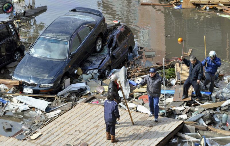 Пострадавшие в результате землетрясения и цунами в префектурае 
Мияги на северо-востоке Японии, 12 марта 2011 года