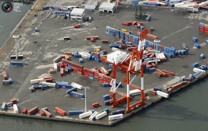 Грузовые контейнеры в Аомори, северная Япония, 12 марта 2011 года.