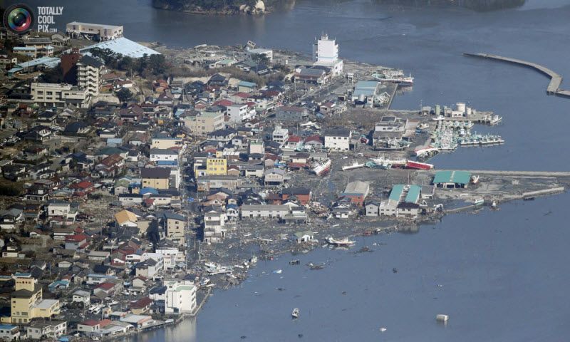Вид с воздуха на пострадавший от цунами прибрежный город 
Минамисома, 12 марта 2011 года.