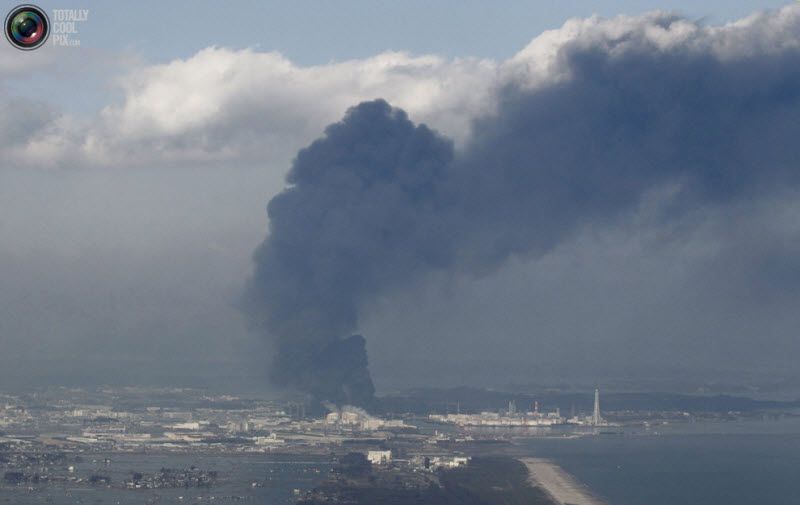 Дым над Сендай, 12 марта 2011 года.