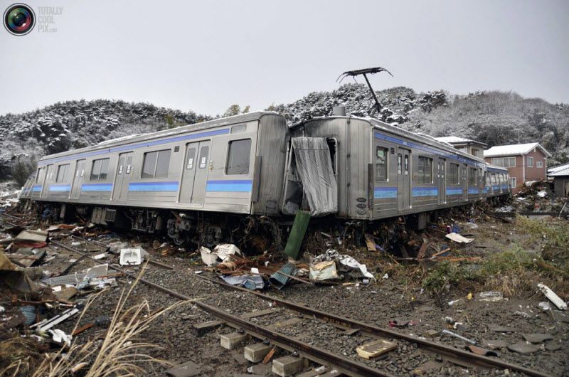 Разрушенный поезд в городе Матсушима, префекторат Мияги, 12 марта 
2011 года.