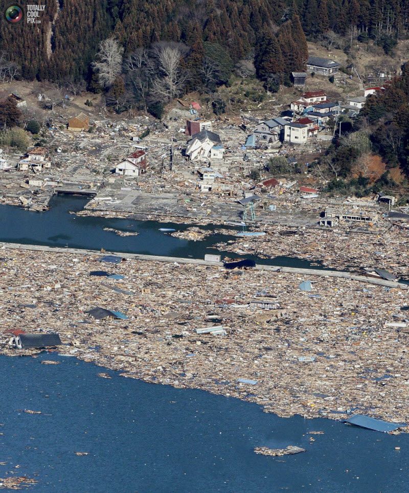 Развалины домов и порта в городе Ишиномаки, префектура Мияги, 12 
марта 2011 года.