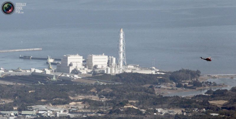 Вертолет над ядерным реактором атомной станции Фукусима-1, 12 марта
 2011 года. Генеральный секретарь кабинета министров Японии Юкио Эдано 
подтвердил, что на станции был взрыв и утечка радиации.