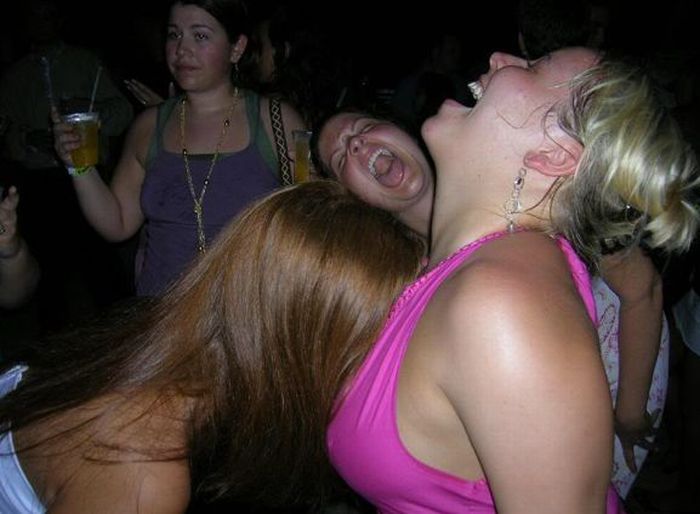 Пьяные девки отрываются в клубе