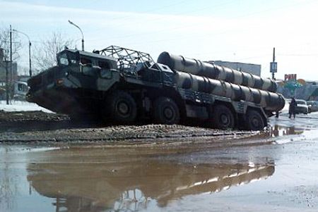 В  дорожных ямах и грязи застрял… ракетный комплекс С-300 (2 фото+видео)