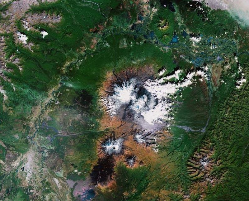 Ключевская сопка Это самый высокий активный вулкан на материке Евразия. Его высота составляет 4750 м. 
