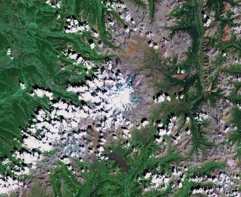 Ичинская сопка Это самый высокий вулкан в Срединном хребте. Он возвышается на 3621 м над уровнем моря. 