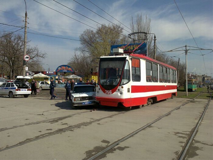 Забавное ДТП: Трамвай против ДПС (8 фото)