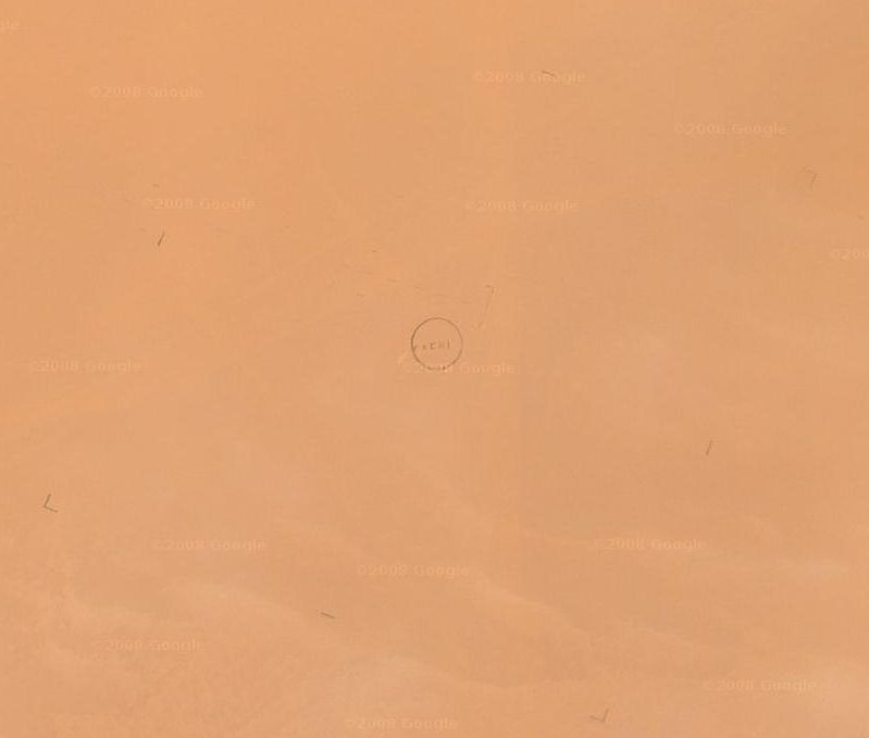 Круги в Сахаре Прямо в центре пустыни Сахара есть окружность диаметром 52 метра. В центре окружности вписано слово FACHI. Так называется ближайшая деревня. Однако о происхождение этого загадочного символа в пустыне жителям деревни не известно ничего. 