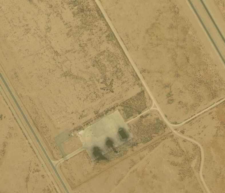 Мистический самолет В аэропорту Халеда в Саудовской Аравии, в стороне от главного терминала, найден набросок самолета, нарисованный на песке пустыни. Не смотря на широкое обсуждение до сих пор не выяснено что это на самом деле - последствия аварии или шутка природы. 
