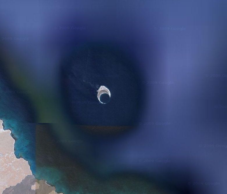 Лунный остров Лунный остров - скала необычной формы, принадлежащая к Галапагосским островам. На этих островах в результате своих исследований молодой ученный Чарльз Дарвин пришел к идее теории происхождения видов. 