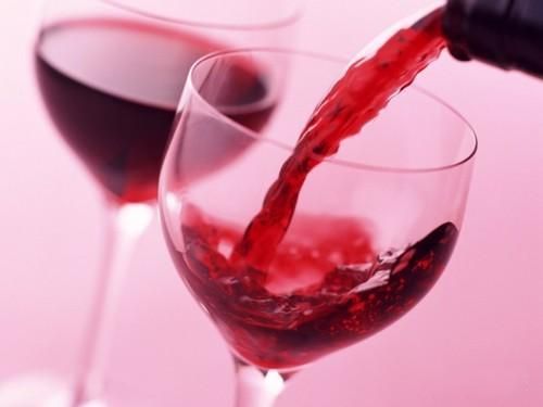 Вино Здесь, как и с кофе, главное – умеренность. Сразу несколько 
исследований доказали пользу регулярного, но ни в коем случае не 
запойного употребления спиртного, причём как для здоровья, так и для 
фигуры. Так, 1-1,5 бокала красного вина в сутки укрепляют зубную эмаль и
 защищают от кариеса. Этот же напиток сокращает риск сердечно-сосудистых
 заболеваний, дегенеративных болезней мозга (деменции) и даже рака 
молочной железы. А недавно британские физиологи выяснили, что женщины, 
пьющие регулярно и понемногу, в среднем худее, чем абсолютные 
трезвенницы. Кстати. Самым «беспохмельным» спиртным напитком признана –
 вы удивитесь – русская водка. Дело, как оказалось, не в крепости, а в 
технологии приготовления, поскольку симптомы абстинентного синдрома 
появляются из-за вкусовых добавок и ароматизаторов, а не самого спирта.