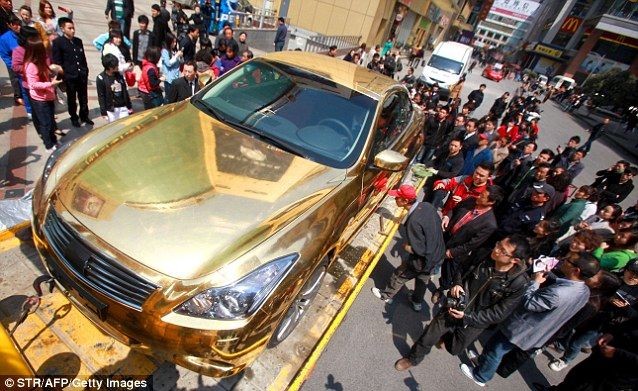 1. Китайский полицейский управляет погрузкой золотой машины на эвакуатор – она оказалась незарегистрированной.