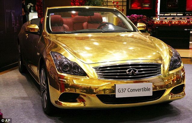 6. Золотая машина – символ роскоши, к которой тянутся многие китайцы-нувориши.