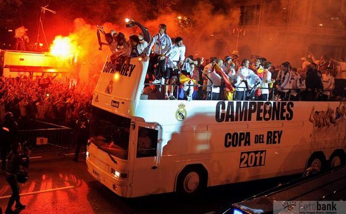 Серхио Рамос уронил Кубок Испании под колеса автобуса (3 фото + видео)