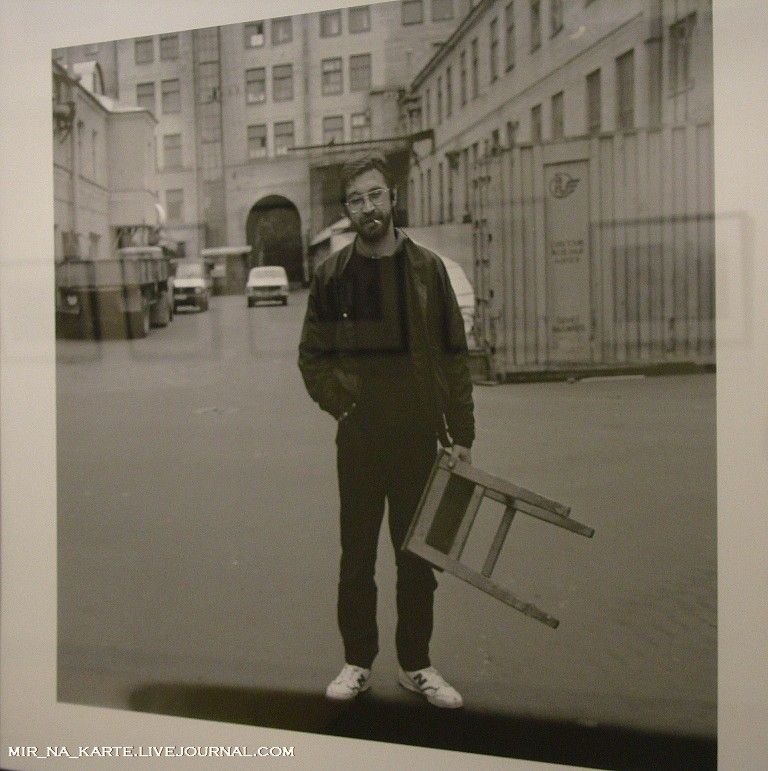 7.Юрий 
Шевчук во дворе "Ленфильма", 1990 год