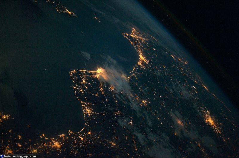 4. Восточное побережье Испании ночью<br>Восточное побережье Испании ночью, с Балеарским морем в виде темного пятна. Остров Майорка виден наверху слева. Глядя на ночную Барселону, вспоминаешь свой список желаний. Возможно, для кого-то одно из них – отправиться в Барселону на матч «Барселоны» против «Реал Мадрида». (NASA/ESA)