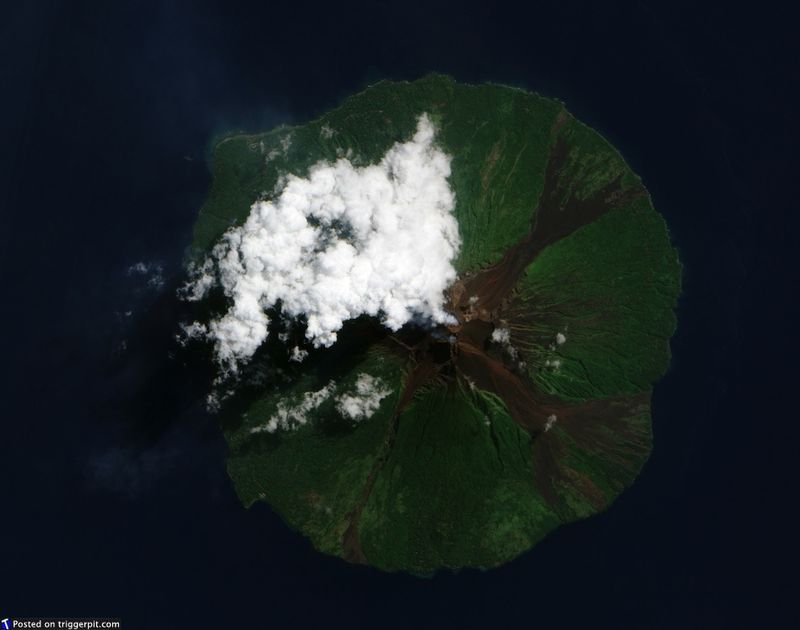 5. Вулкан Маннам, Папуа Новая Гвинея<br>Маннам, или Великий вулкан, всего 10 км в диаметре. Маннам – стратовулкан, состоящий из меняющихся слоев пепла, лавы и камней от предыдущих извержений. Это один из самых активных вулканов Папуа Новой Гвинеи, и иногда он становится причиной гибели людей, включая 13 смертей в декабре 1996 года, и еще четверых в марте 2007 года. А вообще, это фото похоже на отличную декорицю к какому-нибудь фильму, например, «Парк Юрского периода» или «Кинг Конг». (NASA/ESA)