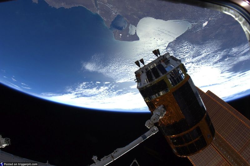 6. Международная космическая станция над восточным побережьем Аргентины. Иногда, глядя на эти фотографии, начинается головокружение. Только представьте, что вы находитесь на МКС, глядя на нашу планету вверх ногами – от одной этой мысли желудок выворачивает наизнанку. Здесь МКС над Атлантическим океаном у побережья Аргентины, точнее, над заливом Сан Матиас. (NASA/ESA)