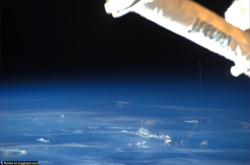 12. Запуск автоматического межорбитальный транспортного аппарата<br>Компания «Arianespace» и ЕКА запустили межорбитальный аппарат на МКС. Наверное, здорово подняться так высоко и видеть так далеко. Интересно, на каком расстоянии они находились друг от друга? (NASA/ESA)