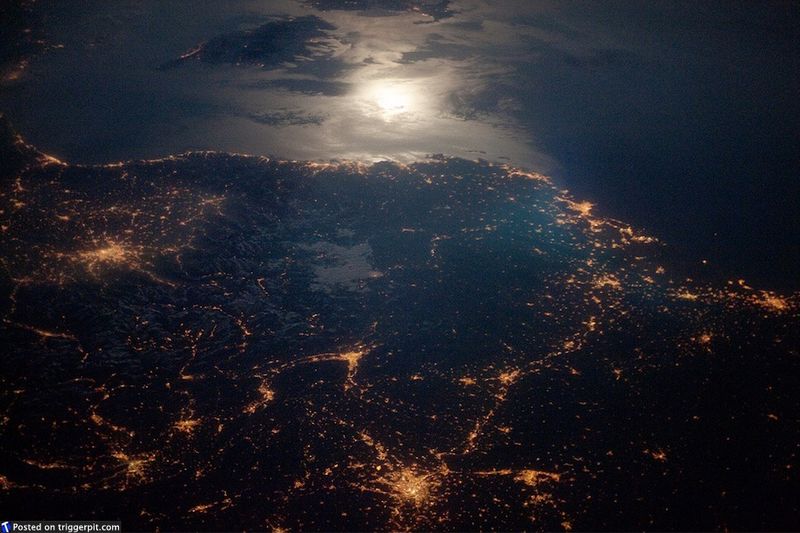 14. Французская Ривьера ночью<br>Лазурный Берег не только супер-дорогой и супер-популярный, но и супер-красивый. А отражение луны в Средиземном море только усиливает эту красоту. Возможно, это единственное место, которое может сравниться с югом Калифорнии. (NASA/ESA)