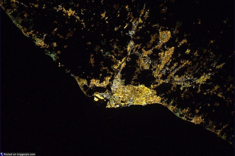 15. Яркие огни ночной Барселоны. (NASA/ESA)