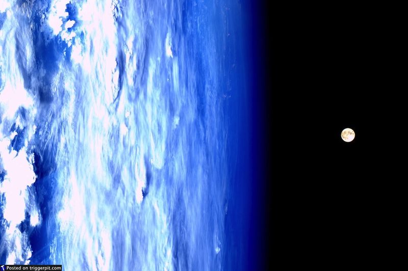 16. Суперлуние<br>19 марта земляне могли наблюдать суперлуние – когда полная луна ближе всего приблизилась к нашей планете. Луна, сфотографированная из МКС, просто прекрасна, а на этом снимке выглядит даже немного жутковато. (NASA/ESA)