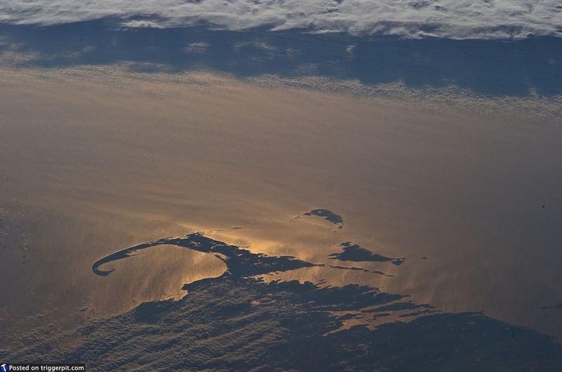 17. Кейп Код, Массачусетс<br>Кейп Код, который местные жители называют просто Кейп, – остров и мыс в восточной части штата Массачусетс. Отражение солнца превращает Атлантический океан в золото, подсвечивая удивительный мыс. (NASA/ESA)