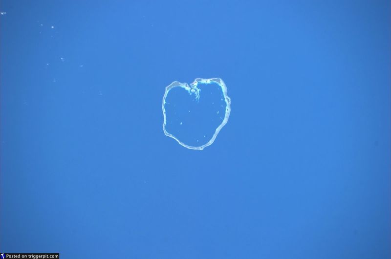 22. Атолл в форме сердца к востоку от Соломоновых островов<br>Этот атолл особенно любят астронавты на МКС. Этот снимок они отправили в День святого Валентина. Атолл – это коралловый остров, охватывающий лагуну частично или полностью. Если присмотреться, можно понять, что атолл – это на самом деле верхушка старого вулкана. (NASA/ESA)