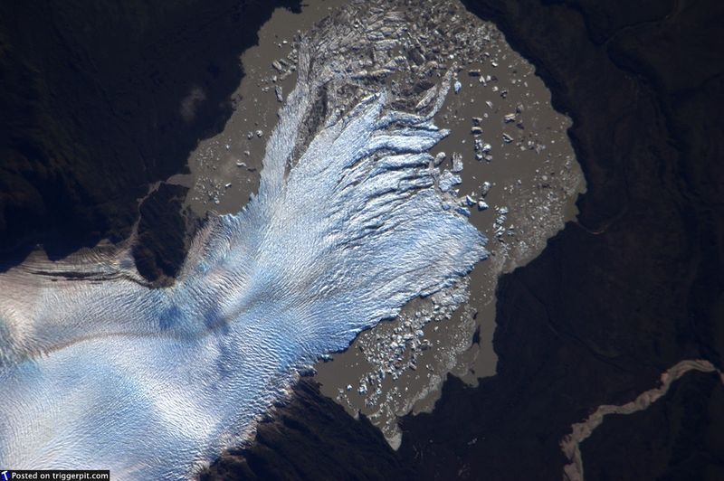 23. Ледник Сан Квинтин, Чили<br>Ледник Сан-Квинтин – крупнейший ледник в Чили. Как и многие ледники по всему миру в 20-ом веке, этот начал терять массу и постепенно уменьшаться в размерах. Естественный ход вещей или последствия действий человека? Не стоит об этом думать, лучше просто насладиться красотой волшебного ледника. (NASA/ESA)