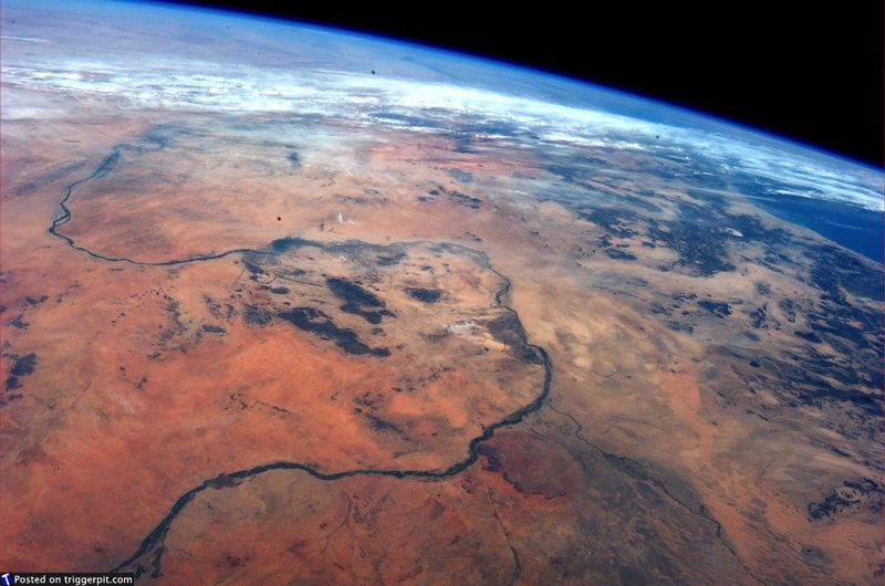 25. Река Нил<br>Нил – удивительная река Северной Африки – самая длинная река в мире (6650 км). Внизу снимка можно увидеть место, где Голубой Нил сливается с Белым Нилом. (NASA/ESA)