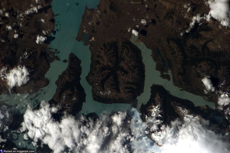 30. Национальный парк Лос-Гласьярес, Аргентина<br>Озеро Аргентино в провинции Патагонии Санта-Крус. Это крупнейшее озеро в Аргентине площадью 1466 кв.км. Но если хорошенько присмотреться, можно увидеть очертания тела. Как будто кто-то упал с неба и оставил вмятину. (NASA/ESA)