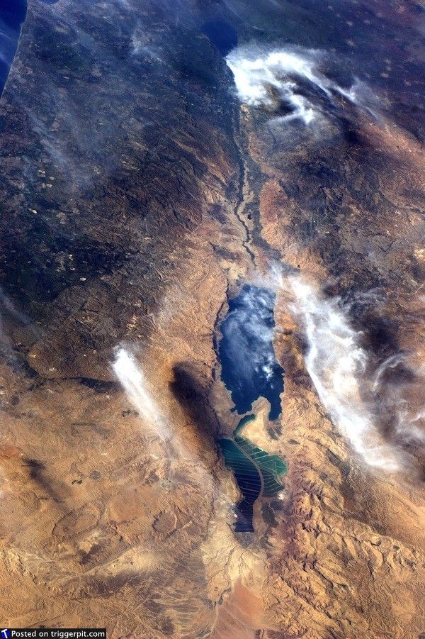 32. Мертвое море, Израиль<br>Мертвое море, также называемое Соленым, – это соленое озеро, граничащее с Иорданом на востоке, с Израилем и Западным берегом реки Иордан на западе. Его поверхность и берега находятся на высоте 423 метра ниже уровня моря, это самое низкое место на суше на Земле. Плавать здесь трудно, зато можно просто полежать на воде. (NASA/ESA)