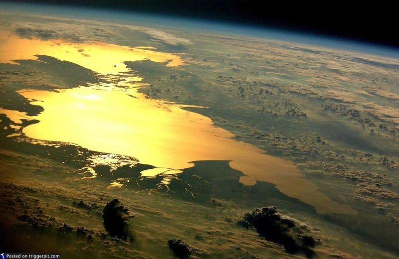 34. Отражение заката в Каспийском море<br>Каспийское море – самый крупный закрытый водоем на Земле по площади (371 тысяча кв.км.). Завершаем этот выпуск этим прекрасным снимком. Наша планета – настоящее золото. Чтите и защищайте ее, ведь это наш единственный дом. (NASA/ESA)