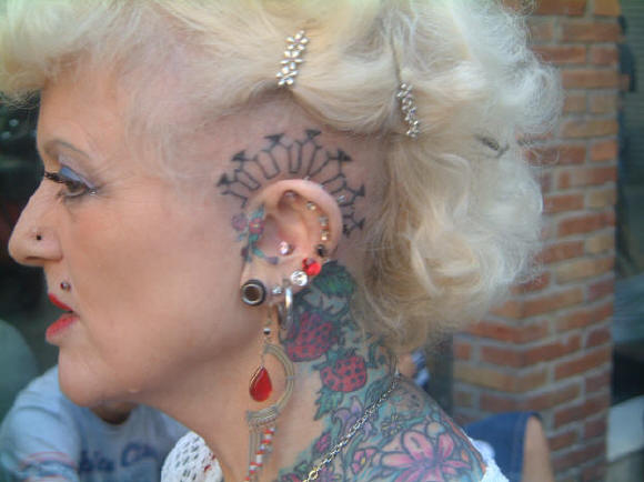 Самая татуированя женщина (28 фото)
