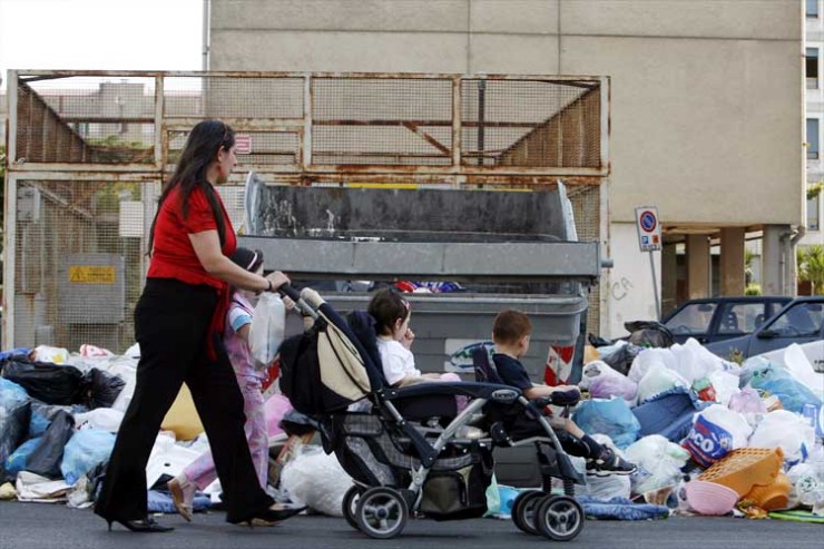 В Неаполе не справляются с вывозом мусора (7 фото)