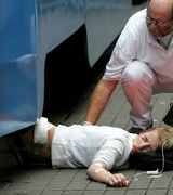Девушка попала под трамвай (4 фото)