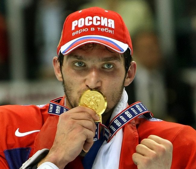 http://ru.fishki.net/picsw/052008/19/hockey/russia_champion_hockey_alexander_ovechkin.jpg