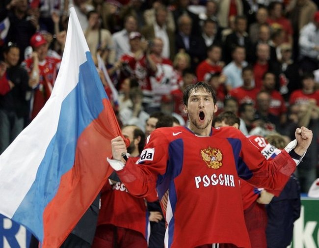 http://ru.fishki.net/picsw/052008/19/hockey/russia_champion_hockey_alexander_ovechkin2.jpg