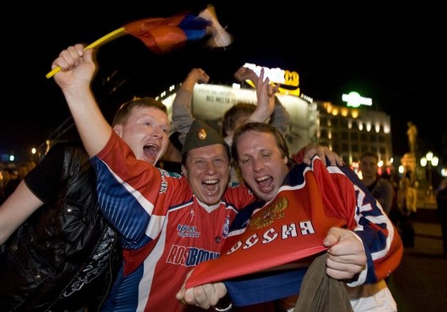 http://ru.fishki.net/picsw/052008/19/hockey/russians_celebrate_moscow.jpg