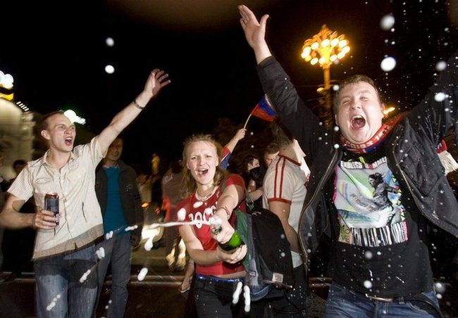 http://ru.fishki.net/picsw/052008/19/hockey/russians_celebrate_moscow2.jpg