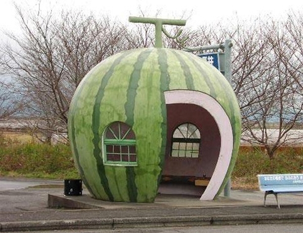 В Японии можно встретить остановки в форме арбуза:
