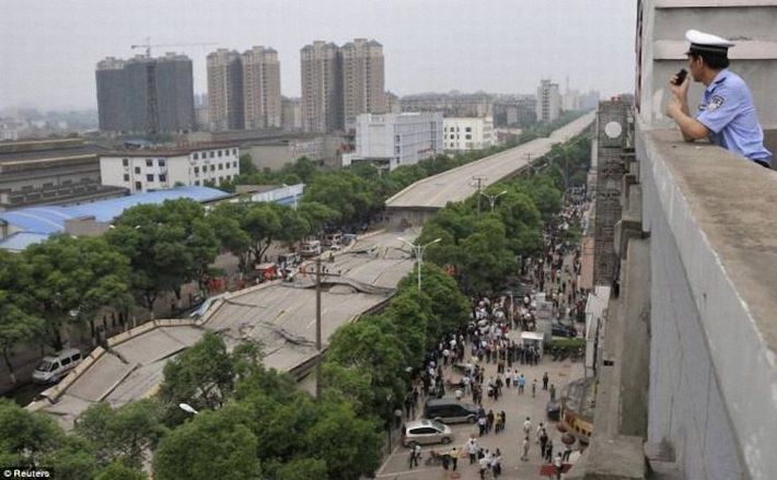 В Китае рухнула автострада (14 фото)