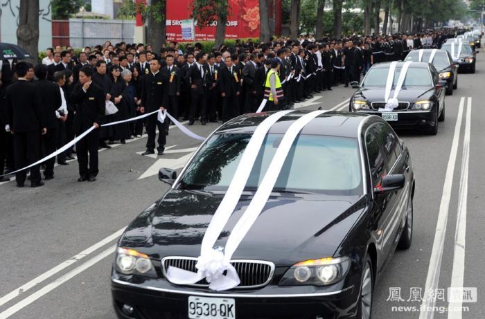 Похороны тайваньского мафиози (13 фото)