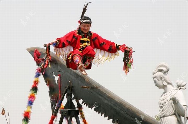Китайский безумец прошёлся по гигантскому ножу (13 фото)